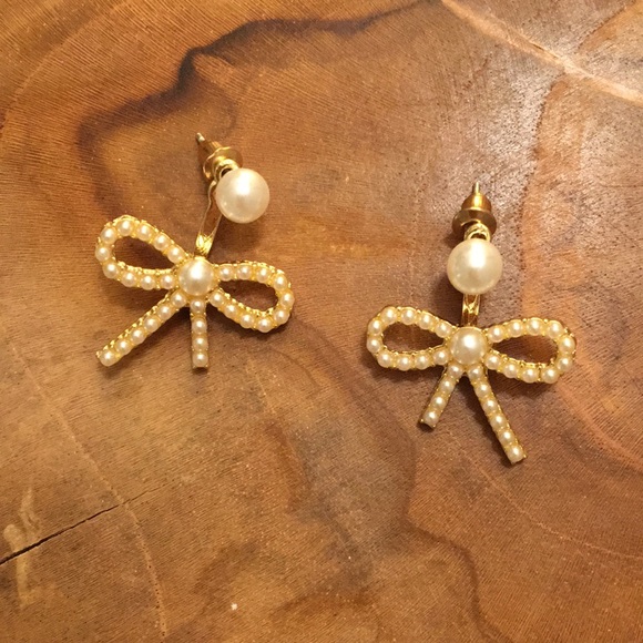 Jewelry - Adorable gold + pearl bow ear jacket earrings🎀